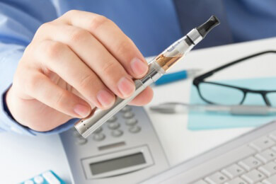 Wegen Rauchverbot wird die elektronische Zigarette auch in Deutschland beliebter