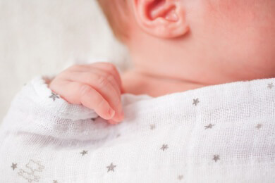 Baby-Pucken ist gefährlich: Fehlstellung der Hüfte als Langzeitfolge