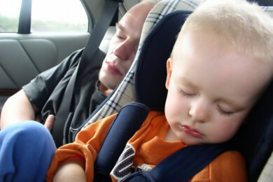 Kindersitze und Tragehilfen nur unter Aufsicht verwenden: Schlafenden Kindern droht Erstickung