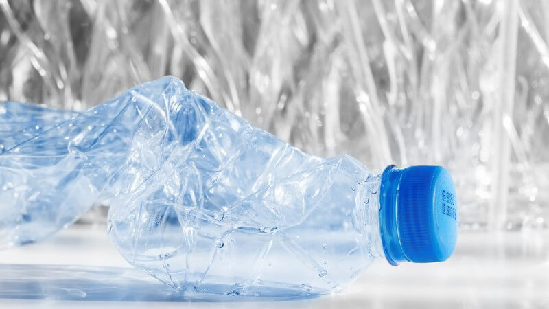 Zerquetschte blaue Plastikflasche (PET-Flasche) mit blauem Deckel