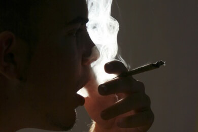 Passivkiffen: Der Rauch von Cannabis schadet auch beim indirekten Inhalieren