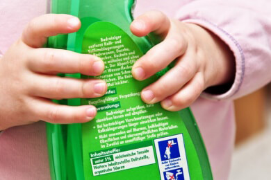 Chemische Augenverletzung: die größte Gefahr besteht für Kleinkinder