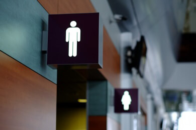 Ungewollt im Handgepäck: Flughäfen-Toiletten sind ein Hort für Keime