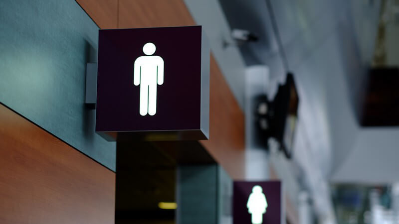 Eingänge zu den Damen- und Herren-Toiletten in einem Flughafen