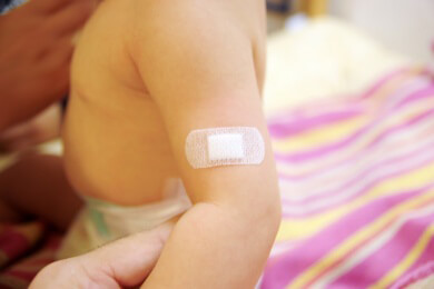 Mit Kindern zum Impfen: Wie Ärzte den Stress für junge Patienten mildern