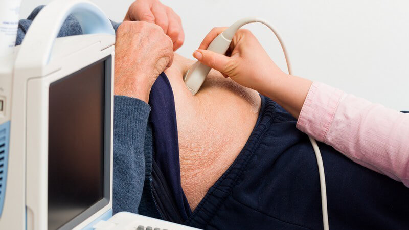 Alter Mann erhält eine Ultraschalluntersuchung des Bauchraums