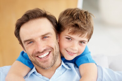 Vater und Kind profitieren von der Vater-Kind-Interaktion beim Vorlesen