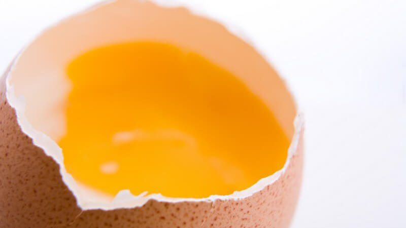 Frisch gekochtes Ei mit weichem Eigelb