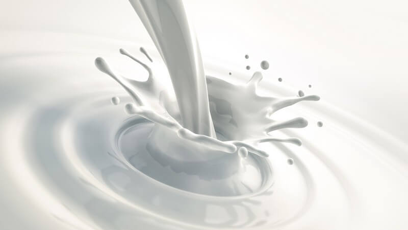 Ein Milchstrahl schießt in die Milch und formt Ringe (Milch-Splash)
