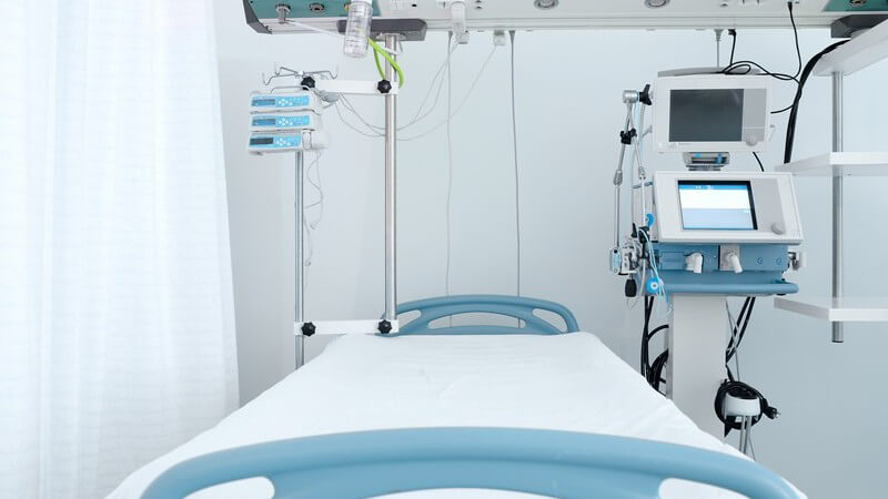Leeres Krankenhausbett auf einer Intensivstation