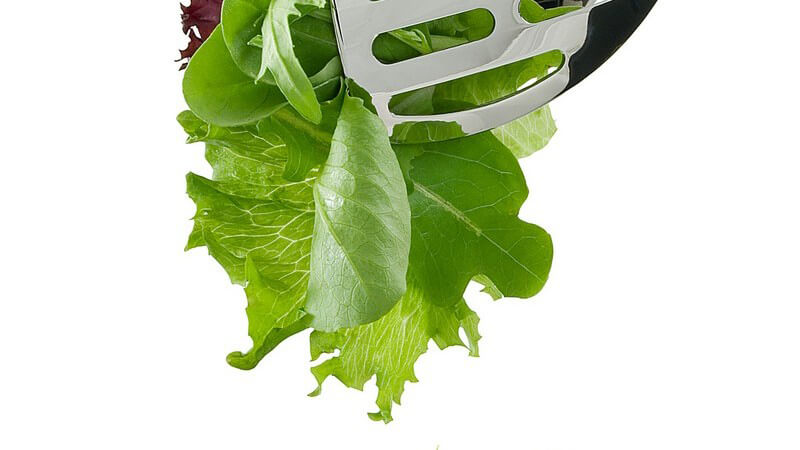 Frischer gemischter Salat wird aus Schüssel genommen