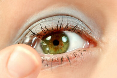 Wer mit Kontaktlinsen schläft, kann seiner Hornhaut schwer schaden