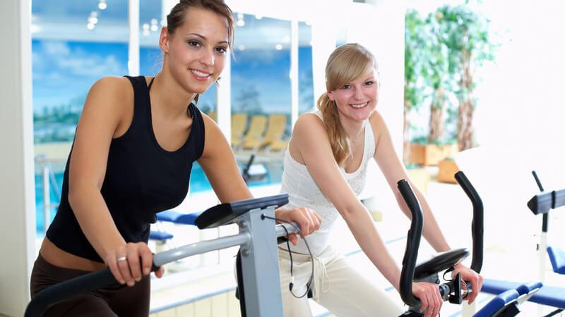Zwei Freundinnen im Fitnessstudio