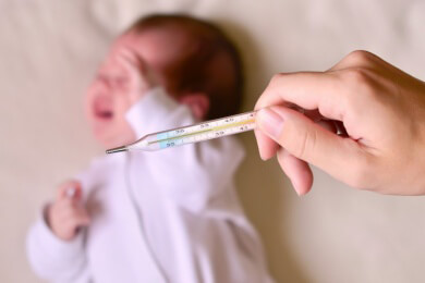 Hohes Fieber beim Baby: Mit drei Tests schließen Ärzte eine schwere Infektion aus