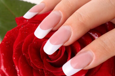 Mit Kunstnägeln am Arbeitsplatz? Manche Arbeitgeber dürfen nun Gelnägel verbieten