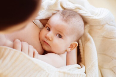 Warum tragen die meisten Männer und Frauen ein Baby links?