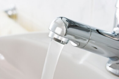 Fluoridiertes Trinkwasser in der Schwangerschaft: Bei Jungen ist eine Minderung des IQ möglich