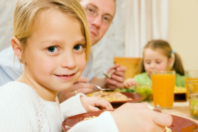 Gemeinsame Mahlzeiten in der Familie prägen die kindliche Ernährung
