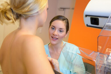Mammografie bereits für 40-Jährige? Sterblichkeit bei Brustkrebs­ würde sinken