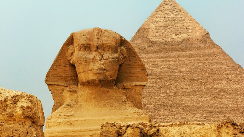 Große Sphinx von Gizeh und Pyramiden