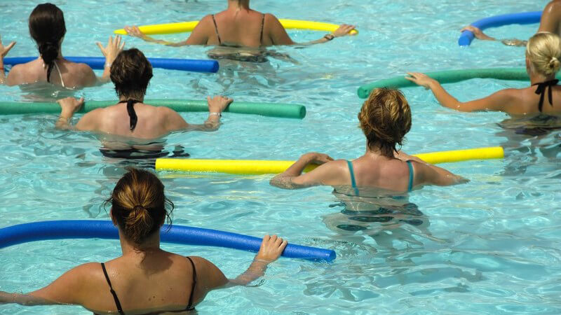 Rückansicht Frauen im Schwimmbecken machen Wassergymnastik
