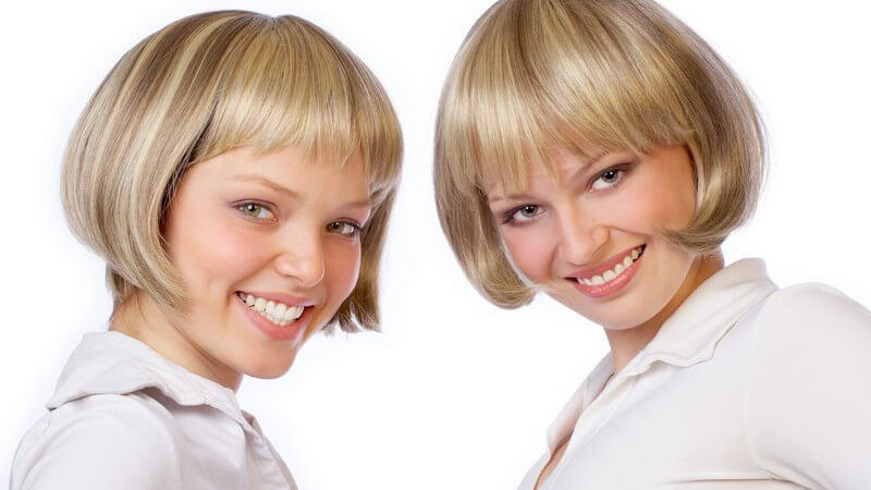 Zwei blonde Zwillingsschwestern