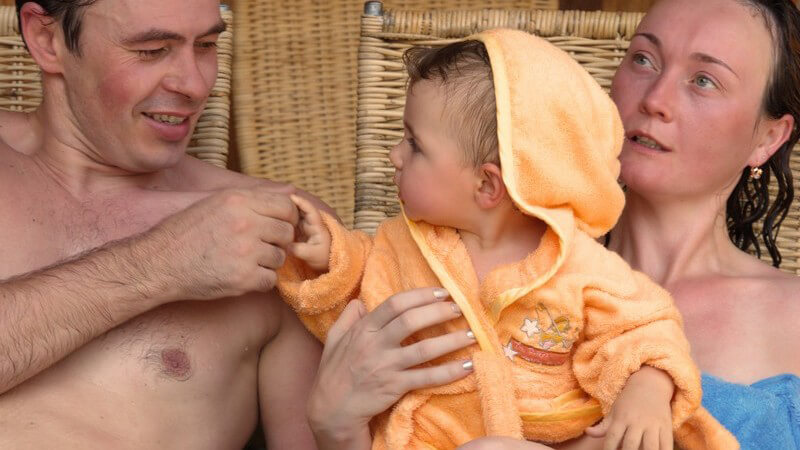 Eltern mit Baby in der Sauna