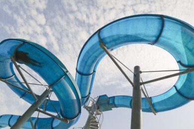 Kölner Schwimmbad hat eine Looping-Wasserrutsche eröffnet