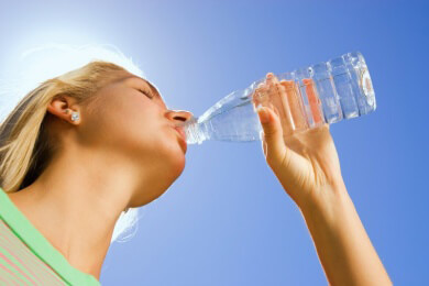 Plötzliches Herzrasen kann man durch schnelles Trinken von Mineralwasser stoppen