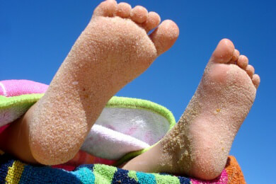 Gegen kalte Füße bei Kindern helfen Wasseranwendungen sehr gut