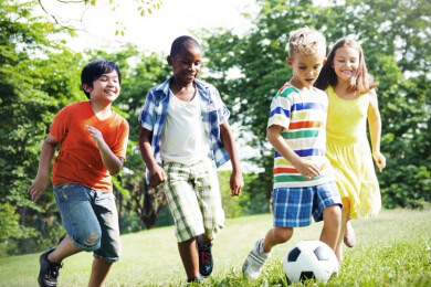 Kinder, die viel draußen spielen, haben ein besseres Sehvermögen