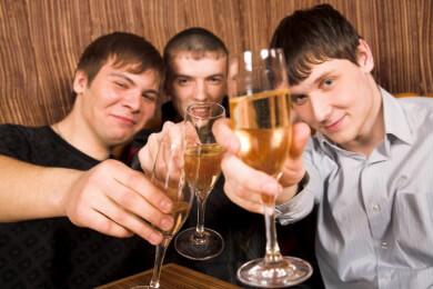 Jüngere Menschen können mehr Alkohol als ältere Menschen vertragen