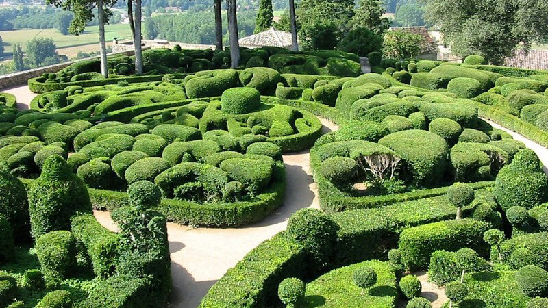 Parkanlage mit Labyrinth aus Büschen und Pflanzen