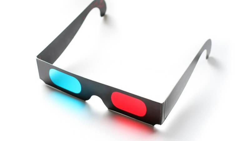 3D Brille mit rotem und grünem Plastik, weißer Hintergrund