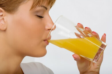 Warum Vegetarierinnen zum Gemüse ein Glas Orangensaft trinken sollten