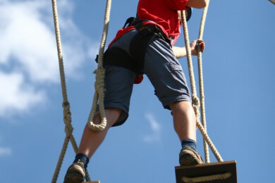 Im Hochseilgarten den Gleichgewichtssinn trainieren
