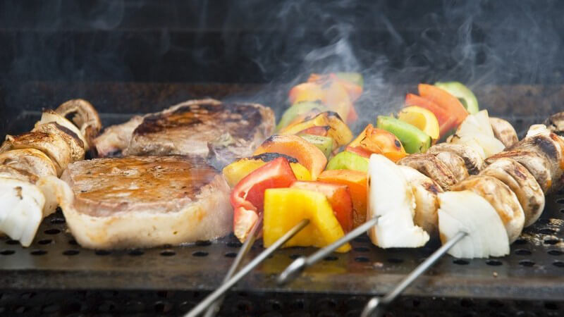 Grillen, Barbecue: Spieße und Fleisch auf Grill