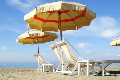 Sonnenschirme und Liegen am Pool schon bei Buchung reservieren
