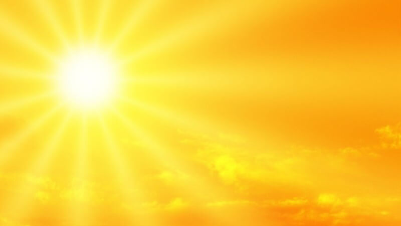 Gelber Himmel mit strahlendem Sonnenschein