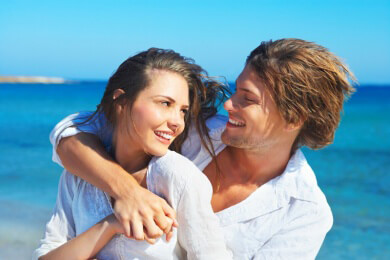 Singles wollen im Urlaub flirten - doch auch für Viele in fester Partnerschaft gehört ein Flirt dazu