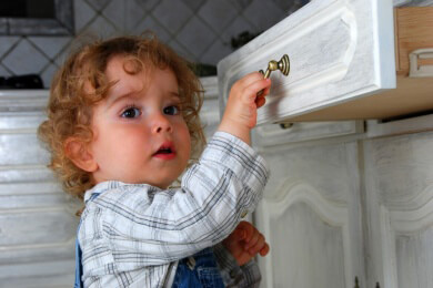 Erste Hilfe wenn Kinder sich die Finger einklemmen