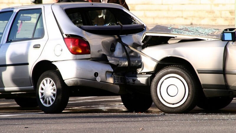 Verkehrsunfall mit Unfallwagen, kurz nach Crash, silberner Ford und Renault, auf Straße
