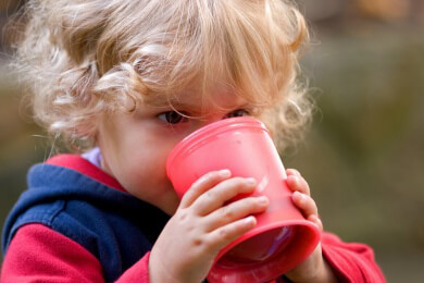 Bei Kleinkindern Becher statt Flasche nach dem ersten Jahr geben