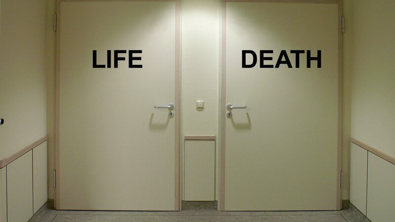 "Life, Death": Zwei Türen mit der Aufschrift "Leben" und "Tod"