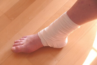 Erste Hilfe bei Verstauchungen, die PECH-Regel