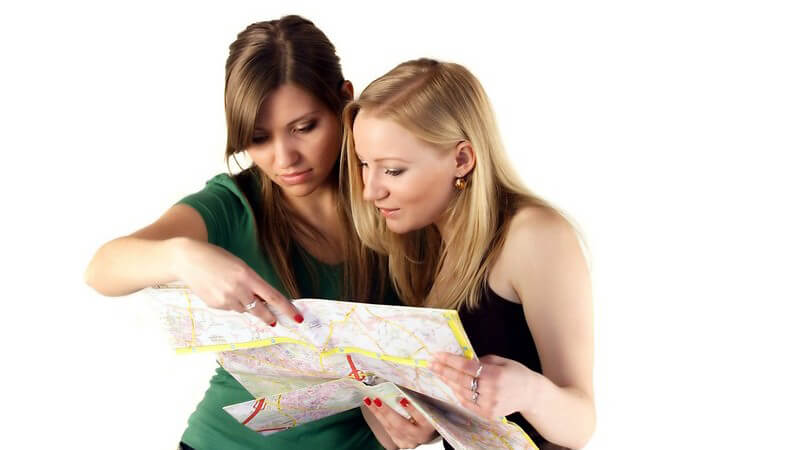 Zwei junge Freundinnen schauen auf Stadtplan