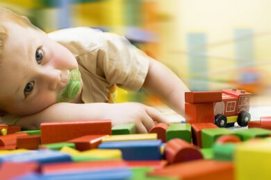 Daumennuckeln und Schnuller verlangsamen Sprachentwicklung bei Kindern