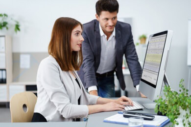 Auf richtige Lichtverhältnisse am Schreibtisch achten