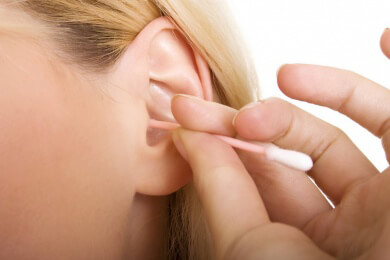 Wattestäbchen und Co können in den Ohren mehr Schaden anrichten als gut tun