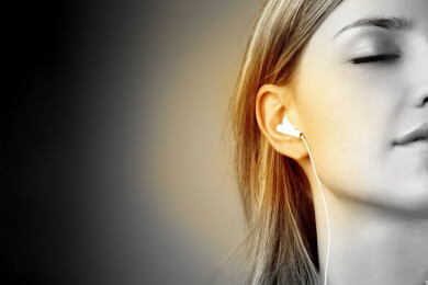 Eine Musiktherapie kann bei Tinnitus-Rauschen helfen